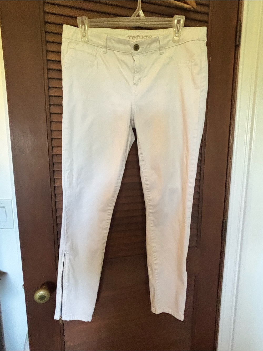 refuge Off-White Skinny Ankle Pants with Side Zip Slit